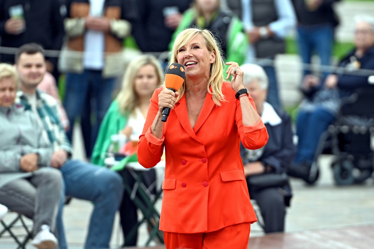 ZDF - Fernsehgarten. Moderatorin Andrea Kiwi Kiewel wâ€°hrend der ZDF - Unterhaltungsshow Fernsehgarten am 02.06.2024 in Mainz. 20240602MWI143037 *** ZDF Fernsehgarten presenter Andrea Kiwi Kiewel during the ZDF entertainment show Fernsehgarten on 02 06 2024 in Mainz 20240602MWI143037