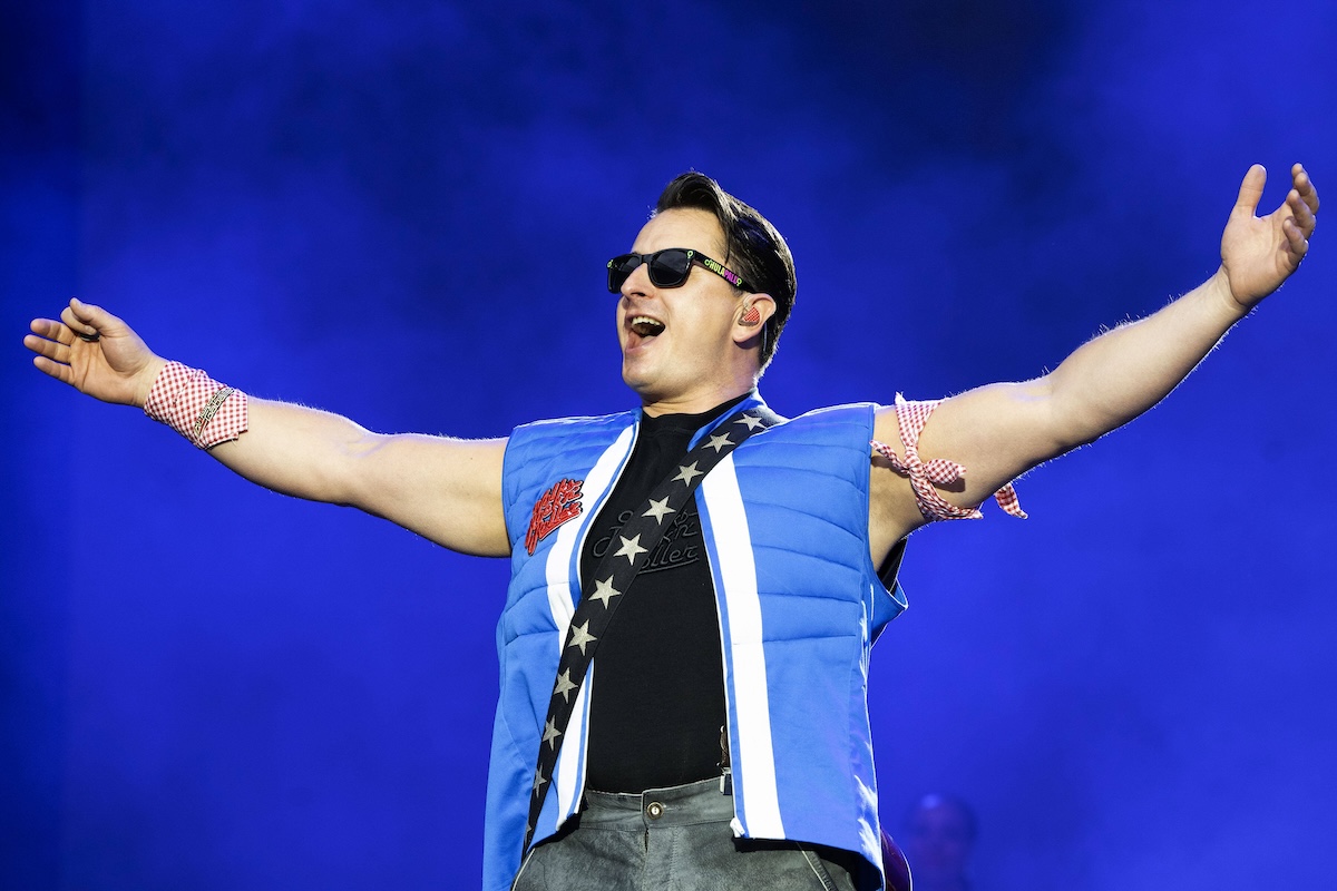 Andreas Gabalier live bei einem Konzert seiner Der Dirndl-Wahnsinn geht weiter Open Air Tour im Rudolf-Harbig-Stadion. Desden, 01.06.2024 *** Andreas Gabalier live at a concert of his Der Dirndl Wahnsinn geht weiter Open Air Tour at Rudolf Harbig Stadium Desden, 01 06 2024 Foto:xA.xRaemyx/xFuturexImagex gabalier_4608