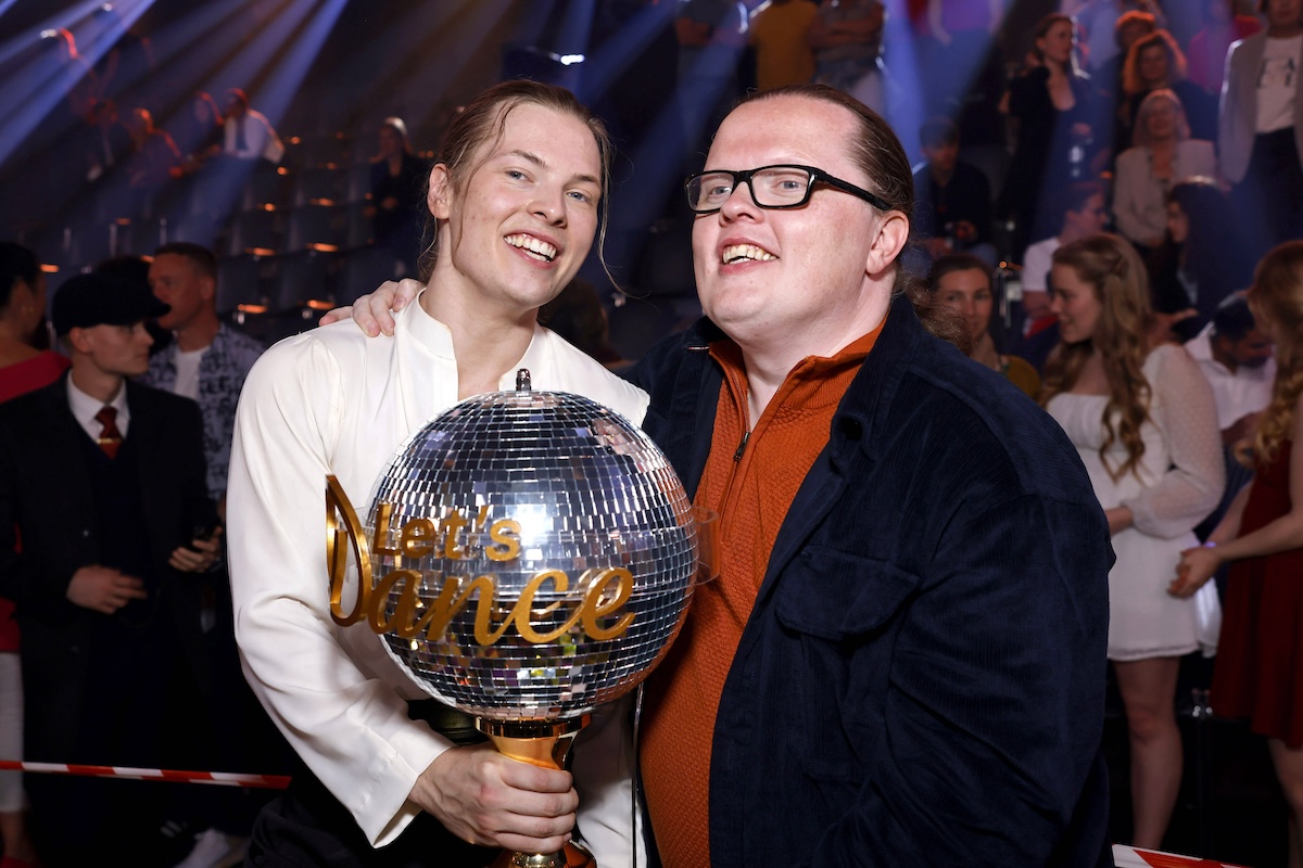 Sâ€°nger Gabriel Kelly und sein Vater Angelo Kelly posieren im Finale der 17. Staffel der RTL-Tanzshow Let s Dance im Coloneum. KË†ln, 24.05.2024 NRW Deutschland *** Singer Gabriel Kelly and his father Angelo Kelly pose in the final of the 17th season of the RTL dance show Let s Dance at the Coloneum Cologne, 24 05 2024 NRW Germany Copyright: xChristophxHardtx