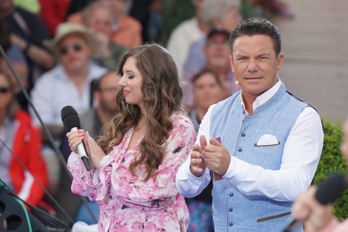Mit der zwoelften Staffel endet die IWS Saison 2023. Am 26. Mai 2024 beginnt eine weitere Auflage der Show im Europapark. Jennifer Junker, Stefan Mross - Immer wieder sonntags Mit der zwoelften Staffel endet die IWS Saison 2023. Am 26. Mai 2024 beginnt eine weitere Auflage der Show im Europapark. Deutschland, Rust, Europapark, 27.08.2023 *** With the twelfth season ends the IWS season 2023 On 26 May 2024 begins another edition of the show at Europapark Jennifer Junker, Stefan Mross Immer wieder sonntags With the twelfth season ends the IWS season 2023 On 26 May 2024 begins another edition of the show at Europapark Germany, Rust, Europapark, 27 08 2023 SP_GHR