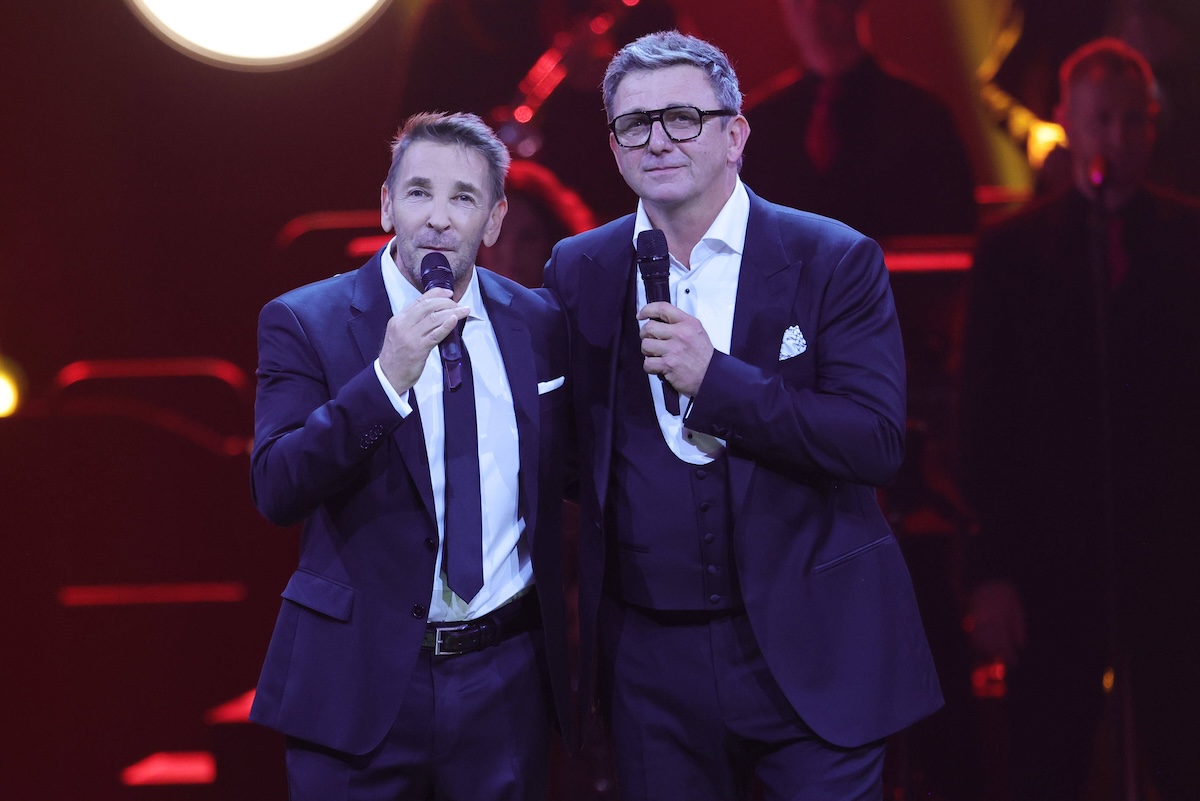 Hans Sigl und Mark Keller - Die grosse Silvester Show 2023 Hans Sigl re. und Mark Keller bei der Grossen Silvester Show 2023. TV-Aufzeichnung vom 09.11.2023 in der Baden-Arena, Messe Offenburg-Ortenau. Baden-WÂ¸rttemberg, Deutschland. Ausstrahlung der Sendung auf ARD, ORF und SRF am 31.12.2023. *** Hans Sigl and Mark Keller The Great New Years Eve Show 2023 Hans Sigl re and Mark Keller at the Great New Years Eve Show 2023 TV recording from 09 11 2023 in the Baden Arena, Messe Offenburg Ortenau Baden WÂ¸rttemberg, Germany Broadcast of the program on ARD, ORF and SRF on 31 12 2023