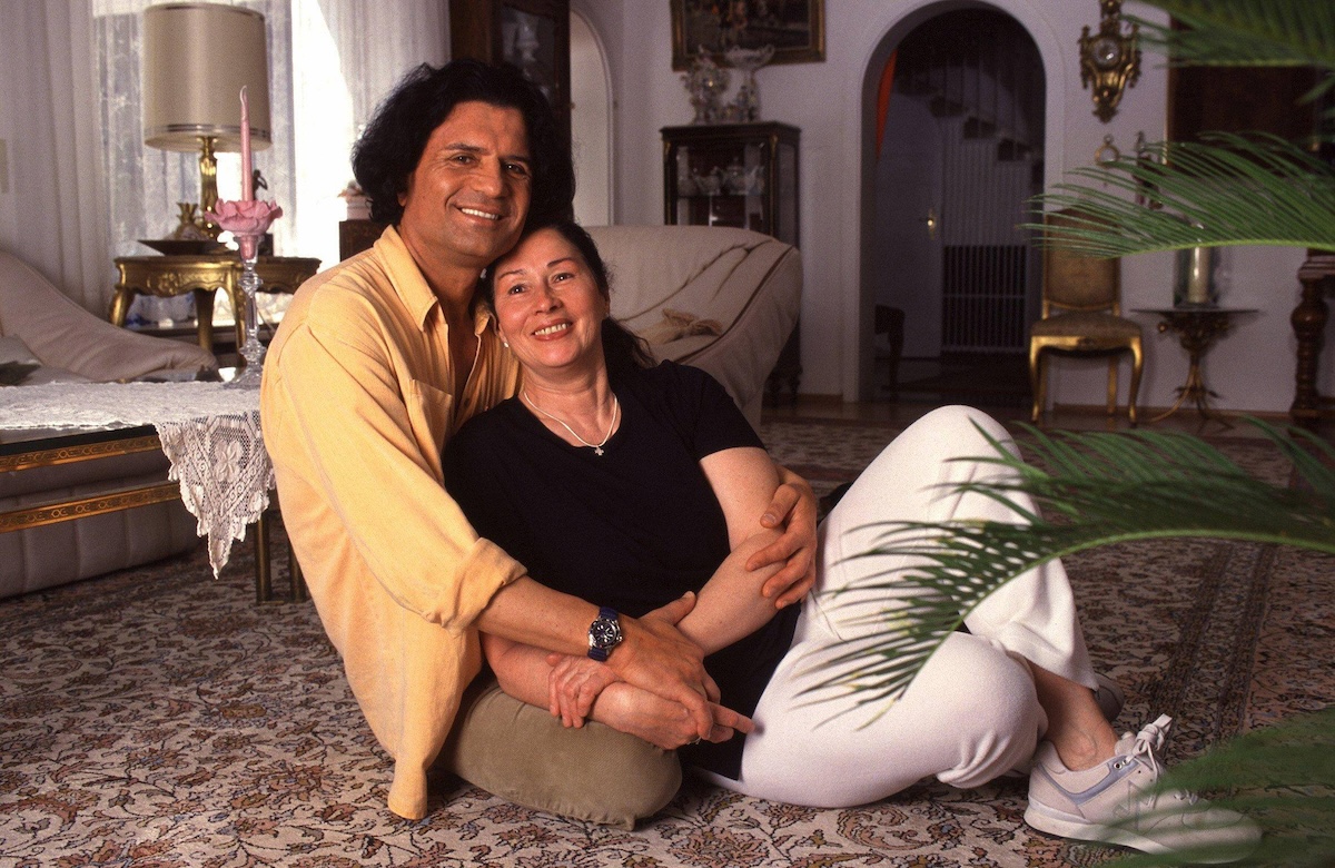 Costa Cordalis, der Sâ€°nger mit seiner Ehefrau Ingrid zuhause in Oberkirch im Schwarzwald, Material von 1999 PUBLICATIONxINxGERxSUIxAUTxONLY