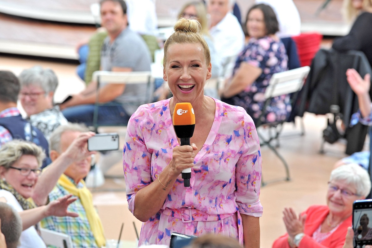 ZDF - Fernsehgarten. Moderatorin Andrea Kiwi Kiewel wâ€°hrend der ZDF - Unterhaltungsshow Fernsehgarten am 05.06.2022 in Mainz. 20220605MWI19016 *** ZDF Fernsehgarten host Andrea Kiwi Kiewel during the ZDF entertainment show Fernsehgarten on 05 06 2022 in Mainz 20220605MWI19016