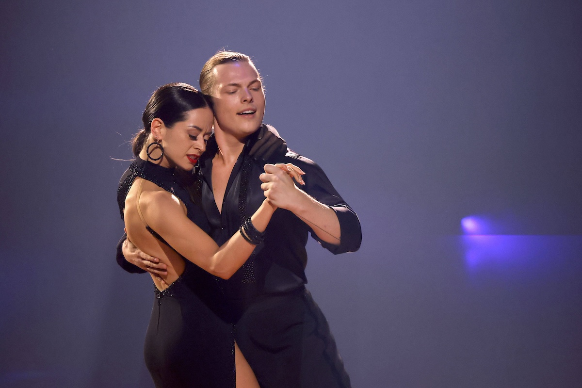 Sâ€°nger Gabriel Kelly und Tâ€°nzerin Malika Dzumaev im Finale der 17. Staffel der RTL-Tanzshow Let s Dance im Coloneum. KË†ln, 24.05.2024 NRW Deutschland *** Singer Gabriel Kelly and dancer Malika Dzumaev in the final of the 17th season of the RTL dance show Let s Dance at Coloneum Cologne, 24 05 2024 NRW Germany Copyright: xChristophxHardtx