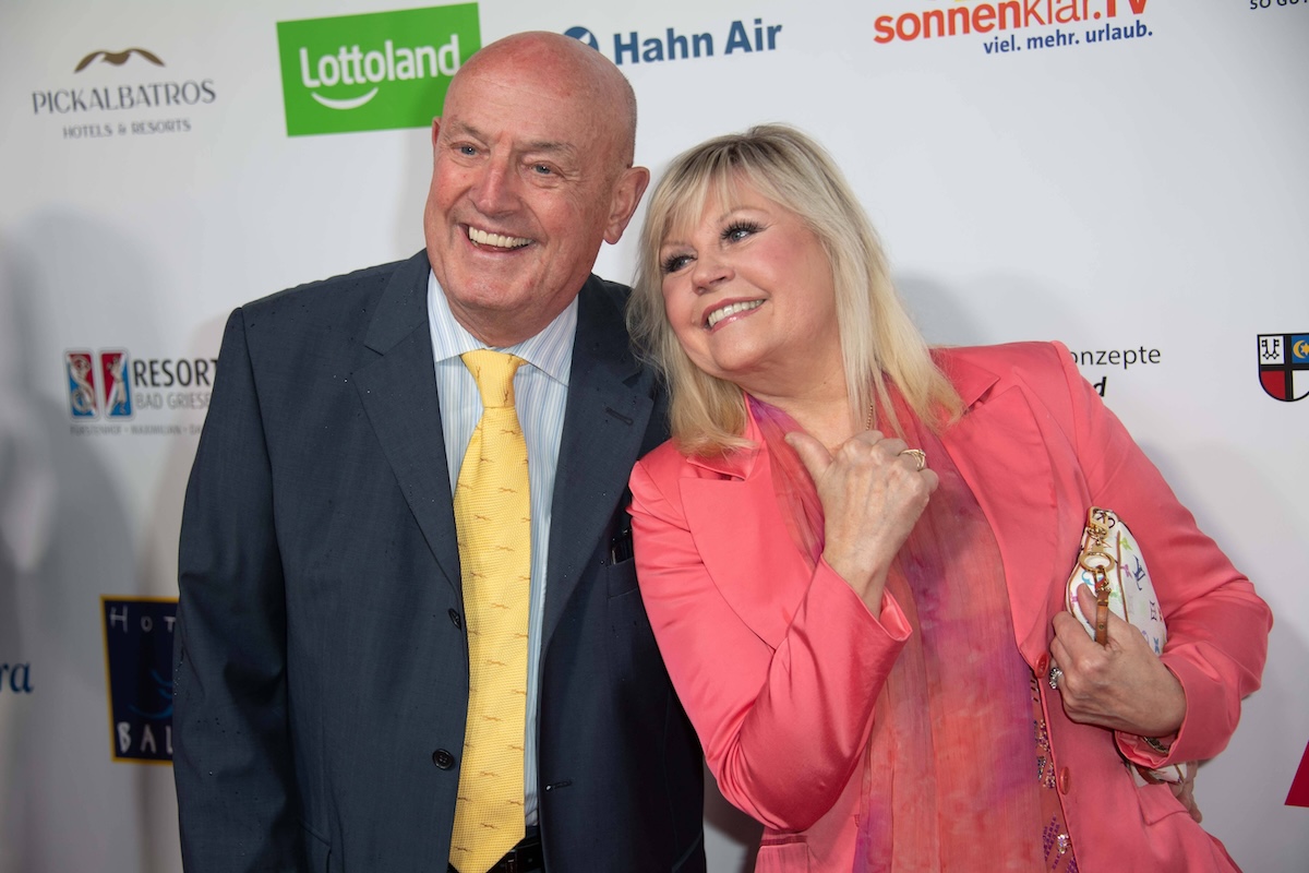 Gaby BAGINSKY, Saengerin, mit Ehemann Manfred KNOEPKE, Knöpke, Roter Teppich, Red Carpet Show, Ankunft, arrival, Die Goldene Sonne 2023, am 22.04.2023 im Wunderland Kalkar, *** Gaby BAGINSKY, singer, with husband Manfred KNOEPKE, button, red carpet, red carpet show, arrival, arrival, The Golden Sun 2023, on 22 04 2023 in Wunderland Kalkar,