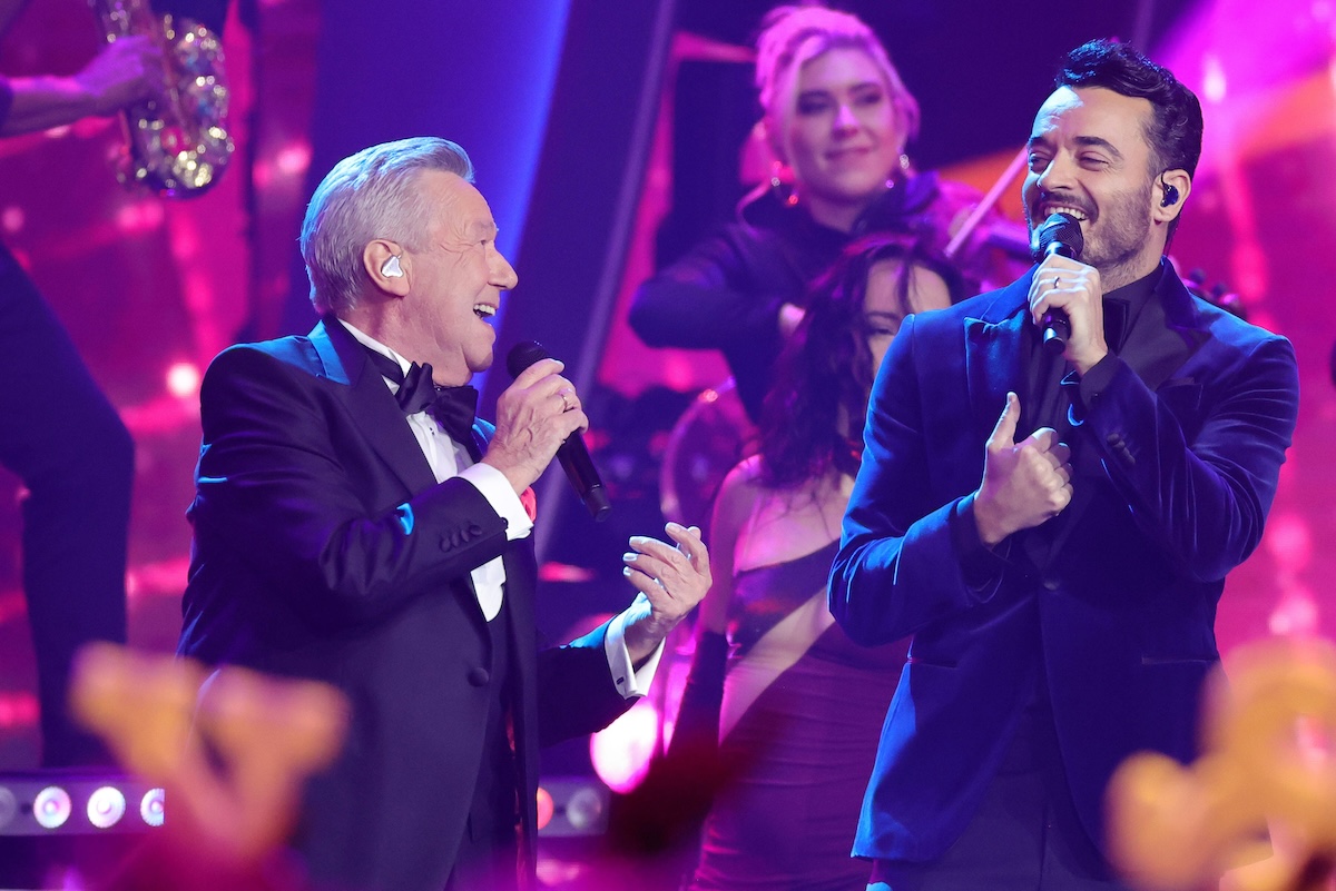 Giovanni Zarrella prâ€°sentiert: 50 Jahre Roland Kaiser Roland Kaiser und Giovanni Zarrella. Samstags-Show Giovanni Zarrella prâ€°sentiert: 50 Jahre Roland Kaiser. TV-Aufzeichnung vom 16.12.2023 in der Baden-Arena, Messe Offenburg-Ortenau. Baden-WÂ¸rttemberg, Deutschland. Ausstrahlung der Sendung am 24.02.2024 im ZDF. *** Giovanni Zarrella presents 50 years of Roland Kaiser Roland Kaiser and Giovanni Zarrella Saturday show Giovanni Zarrella presents 50 years of Roland Kaiser TV recording from 16 12 2023 in the Baden Arena, Messe Offenburg Ortenau Baden WÂ¸rttemberg, Germany Broadcast of the program on 24 02 2024 on ZDF