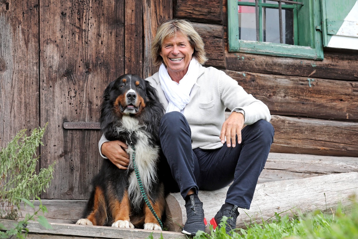 S‰nger Hansi Hinterseer. S‰nger Hansi Hinterseer mit seinem Berner Sennenhund w‰hrend eines Fototermins anl‰ﬂlich der Pr‰sentation seiner neuen CD Ich halt zu Dir am 21.08.2019 auf der Seidlalm in Kitzb¸hel. 20190821BOS0027 *** Singer Hansi Hinterseer Singer Hansi Hinterseer with his Bernese Mountain Dog during a photo session on the occasion of the presentation of his new CD Ich halt zu Dir am 21 08 2019 at the Seidlalm in Kitzb¸hel 20190821BOS0027