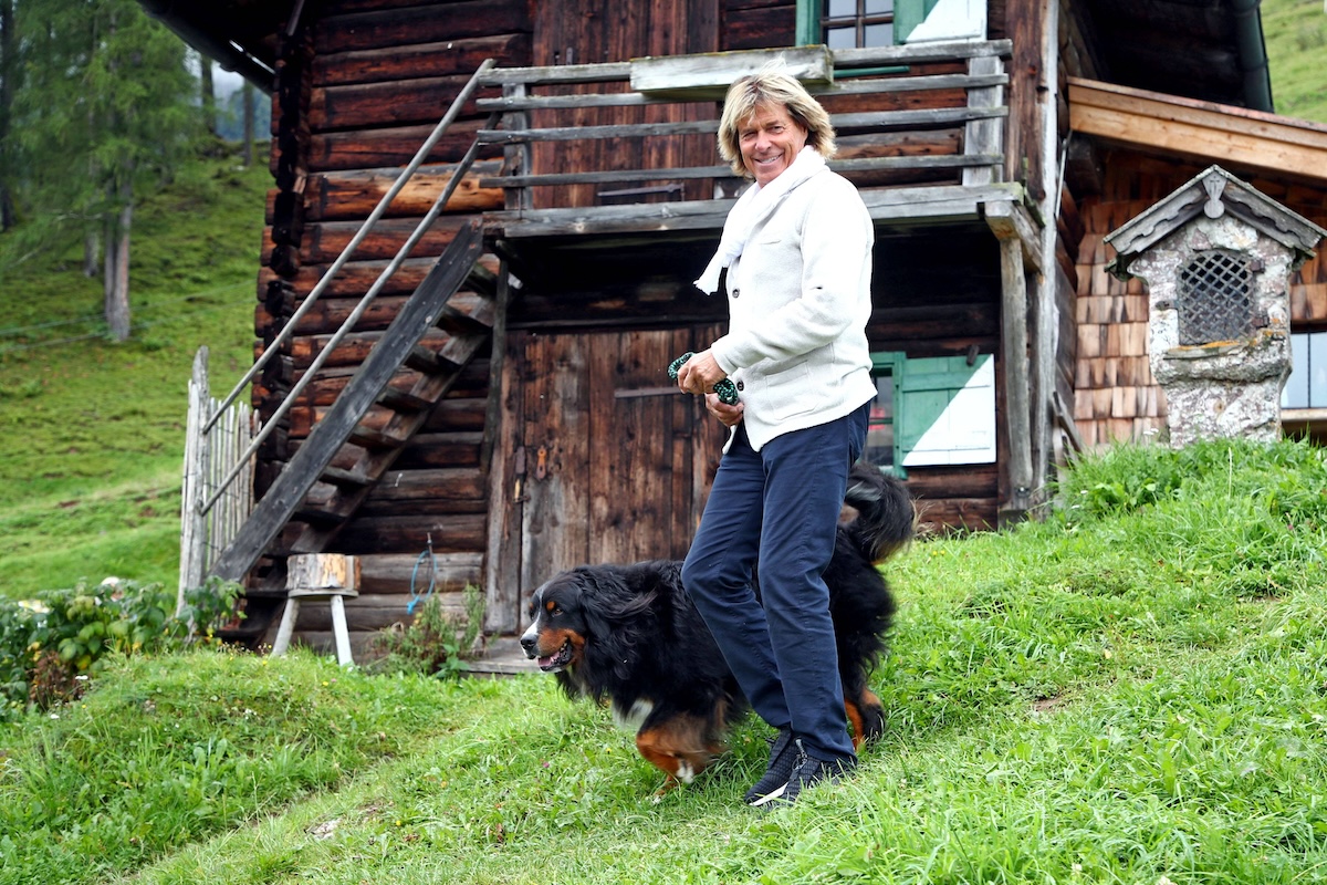 Sâ€°nger Hansi Hinterseer. Sâ€°nger Hansi Hinterseer mit seinem Berner Sennenhund wâ€°hrend eines Fototermins anlâ€°ï¬‚lich der Prâ€°sentation seiner neuen CD Ich halt zu Dir am 21.08.2019 auf der Seidlalm in KitzbÂ¸hel. 20190821BOS0023 *** Singer Hansi Hinterseer Singer Hansi Hinterseer with his Bernese Mountain Dog during a photo session on the occasion of the presentation of his new CD Ich halt zu Dir am 21 08 2019 at the Seidlalm in KitzbÂ¸hel 20190821BOS0023