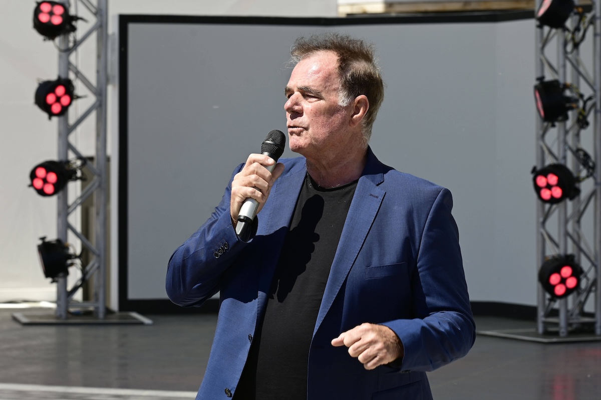 Hein Simons bei der Sommergarten-Show auf der FreilichtbÂ¸hne im Stadtpark. Beelitz, 12.05.2024 *** Hein Simons at the Sommergarten Show on the open-air stage in Beelitz town park, 12 05 2024 Foto:xM.xWehnertx/xFuturexImagex sommergarten_4560