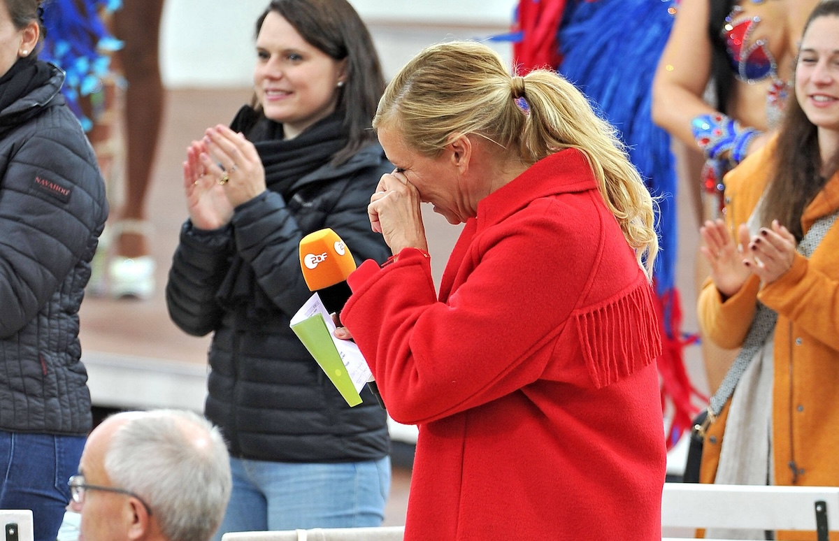 ZDF - Fernsehgarten. Moderatorin Andrea Kiwi Kiewel wâ€°hrend der ZDF - Unterhaltungsshow Fernsehgarten am 25.09.2022 in Mainz. 20220925MWI42889 *** ZDF Fernsehgarten host Andrea Kiwi Kiewel during the ZDF entertainment show Fernsehgarten on 25 09 2022 in Mainz 20220925MWI42889