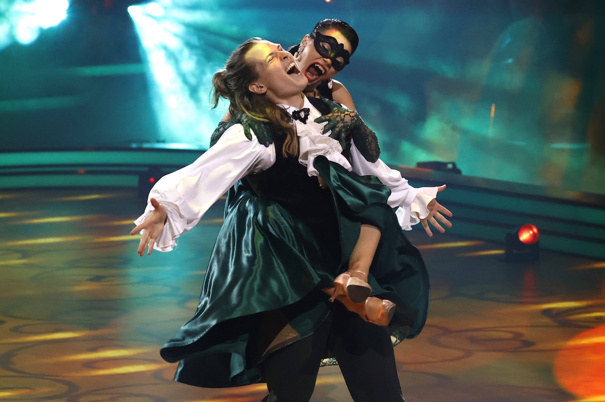 Gabriel Kelly mit Anastasia Stan in der sechsten Live-Show der 17. Staffel der RTL-Tanzshow Let s Dance im MMC Coloneum. KË†ln, 12.04.2024 *** Gabriel Kelly with Anastasia Stan in the sixth live show of the 17th season of the RTL dance show Let s Dance at the MMC Coloneum Cologne, 12 04 2024 Foto:xT.xSchrË†erx/xFuturexImagex letsdance1204_4568