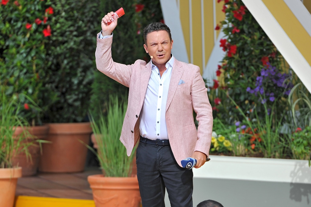 ARD - Immer wieder Sonntags. Moderator Stefan Mross wâˆšÂ§hrend der ARD - Unterhaltungsshow Immer wieder Sonntags am 21.05.2023 im Europapark Rust. 20230521MWI72180 *** ARD Immer wieder Sonntags host Stefan Mross during the ARD entertainment show Immer wieder Sonntags on 21 05 2023 at Europapark Rust 20230521MWI72180