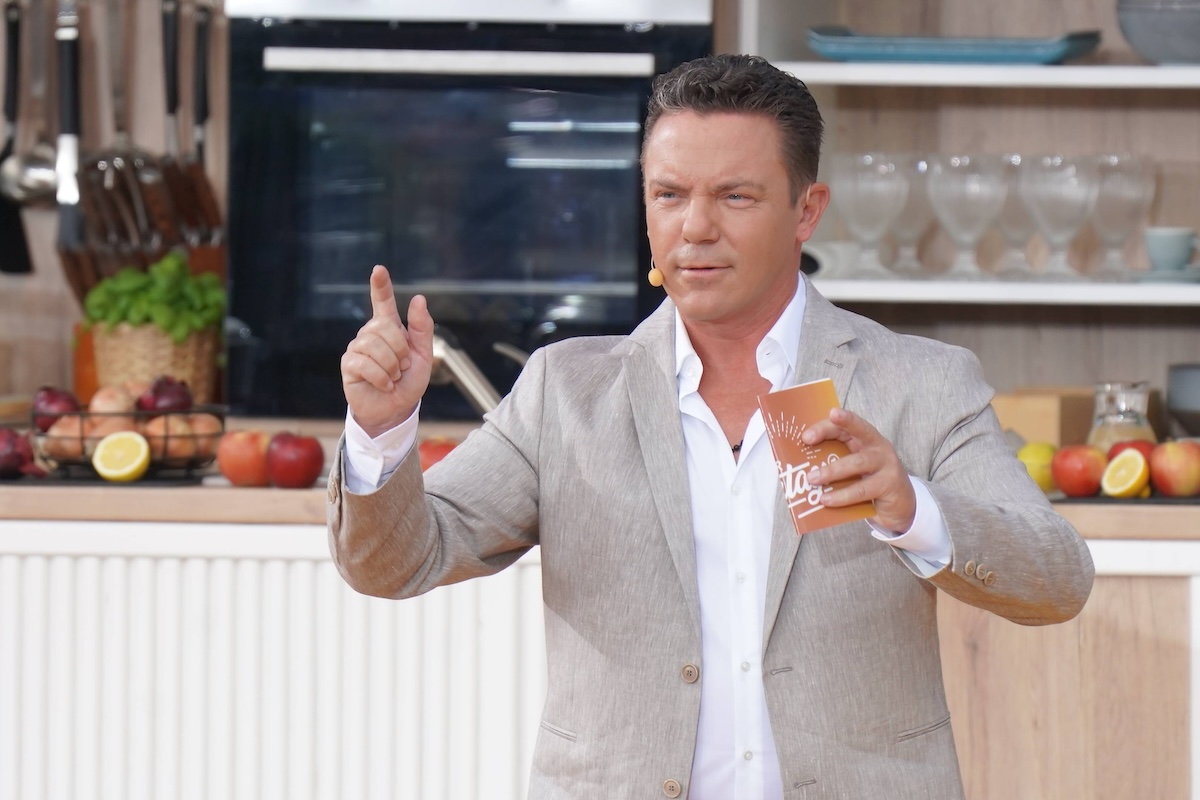 2. Staffel der ARD Live Fernsehshow Immer wieder sonntags aus der IWS Arena im Europapark. Der Moderator blick auf 20 Jahre zurueck. Stefan Mross - Immer wieder sonntags 2. Staffel der ARD Live Fernsehshow Immer wieder sonntags aus der IWS Arena im Europapark. Der Moderator blick auf 20 Jahre zurueck. , Rust, Europapark, 23.06.2024 *** 2 season of the ARD live TV show Immer wieder sonntags from the IWS Arena at Europapark The presenter looks back on 20 years Stefan Mross Immer wieder sonntags 2 season of the ARD live TV show Immer wieder sonntags from the IWS Arena at Europapark The presenter looks back on 20 years , Rust, Europapark, 23 06 2024 SP_GHR
