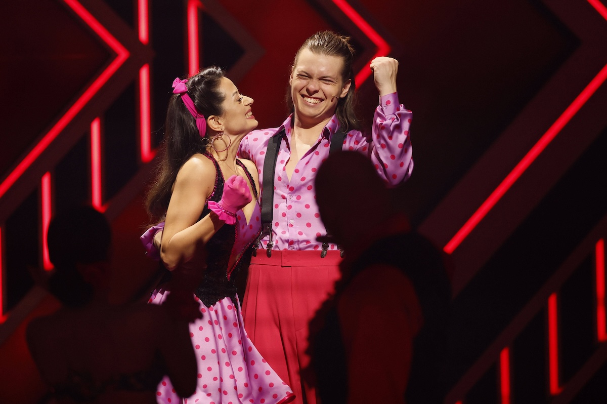 Gabriel Kelly mit Malika Dzumaev in der neunten Live-Show der 17. Staffel der RTL-Tanzshow Let s Dance im MMC Coloneum. KË†ln, 03.05.2024 *** Gabriel Kelly with Malika Dzumaev in the ninth live show of the 17th season of the RTL dance show Let s Dance at MMC Coloneum Cologne, 03 05 2024 Foto:xM.xKremerx/xFuturexImagex lets_dance0305_4840