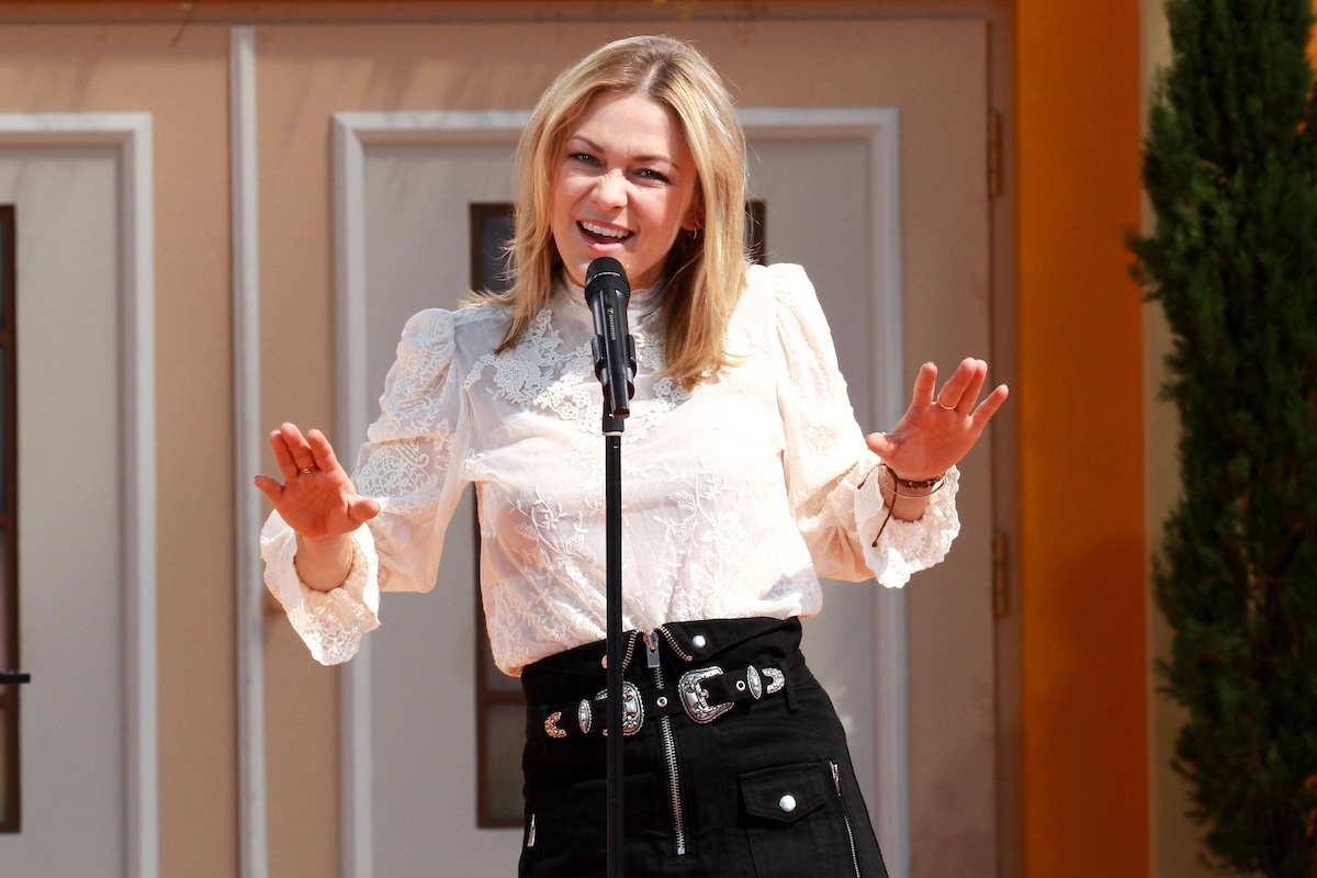 ARD - Immer wieder Sonntags. Sâ€°ngerin Linda Hesse wâ€°hrend der ARD - Unterhaltungsshow Immer wieder Sonntags am 01.07.2018 im Europapark Rust. 20180701BOS0056 *** ARD Always Sunday singer Linda Hesse during the ARD entertainment show Again and again Sunday 01 07 2018 in the Europapark Rust 20180701BOS0056