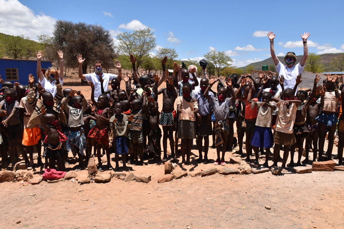 Peter Wackel & Mickie Krause bei einer Schuleröffnung in Namibia