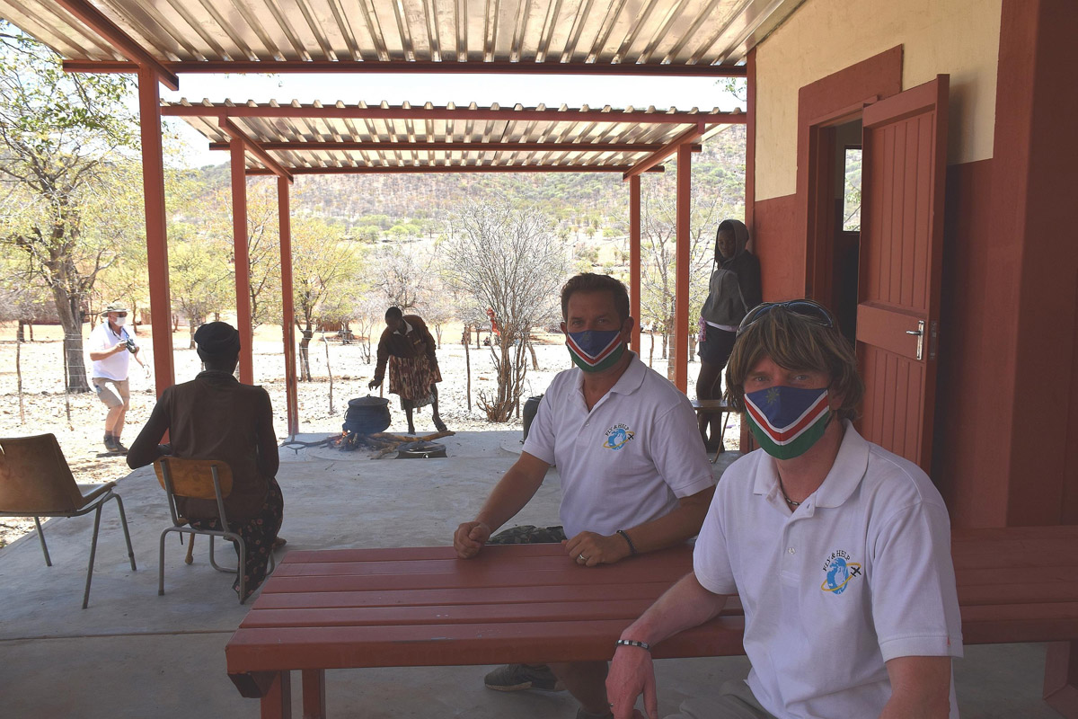 Peter Wackel & Mickie Krause bei einer Schuleröffnung in Namibia