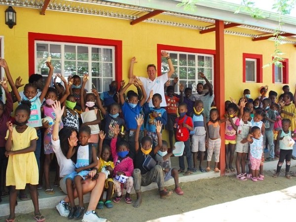 Peter Wackel besucht seine erste Schule in Namibia