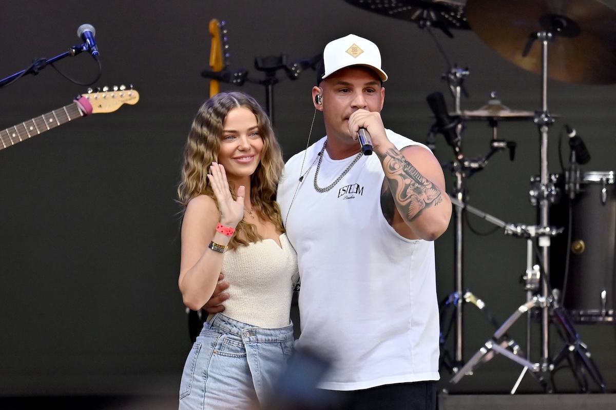 Influencerin Laura Maria Rypa und SâˆšÂ§nger Pietro Lombardi bei seinem Konzert im Rahmen des BonnLive OpenAir am Telekom Campus in Bonn-Beuel. Bonn, 16.06.2023 NRW Deutschland *** Influencer Laura Maria Rypa and singer Pietro Lombardi at his concert during the BonnLive OpenAir at the Telekom Campus in Bonn Beuel Bonn, 16 06 2023 NRW Germany Copyright: xDwixAnoraganingrumx