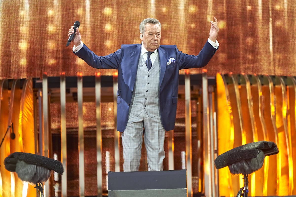 Roland Kaiser live bei einem Konzert seiner Tour 50 Jahre - 50 Hits - Die groï¬‚e Tournee zum 50. BÂ¸hnenjubilâ€°um in der Heinz von Heiden Arena. Hannover, 21.06.2024 *** Roland Kaiser live at a concert of his tour 50 Jahre 50 Hits Die groï¬‚e Tournee zum 50 BÂ¸hnenjubilâ€°um in der Heinz von Heiden Arena Hannover, 21 06 2024 Foto:xU.xStammx/xFuturexImagex kaiser_4672