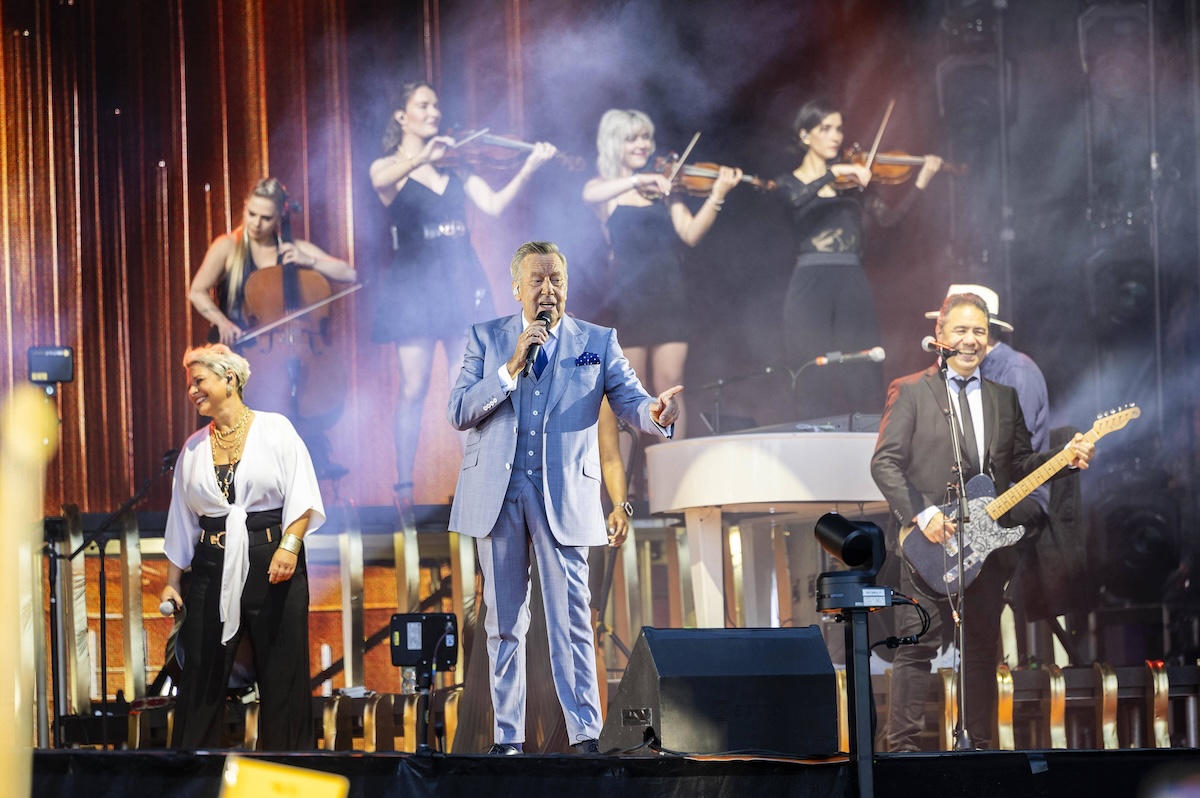 Roland Kaiser live bei einem Konzert seiner Tour 50 Jahre - 50 Hits - Die groï¬‚e Tournee zum 50. BÂ¸hnenjubilâ€°um auf dem Domplatz. Erfurt, 28.06.2024 *** Roland Kaiser live at a concert of his tour 50 Jahre 50 Hits Die groï¬‚e Tournee zum 50 BÂ¸hnenjubilâ€°ume auf dem Domplatz Erfurt, 28 06 2024 Foto:xM.xKremerx/xFuturexImagex kaiser_erfurt_4642