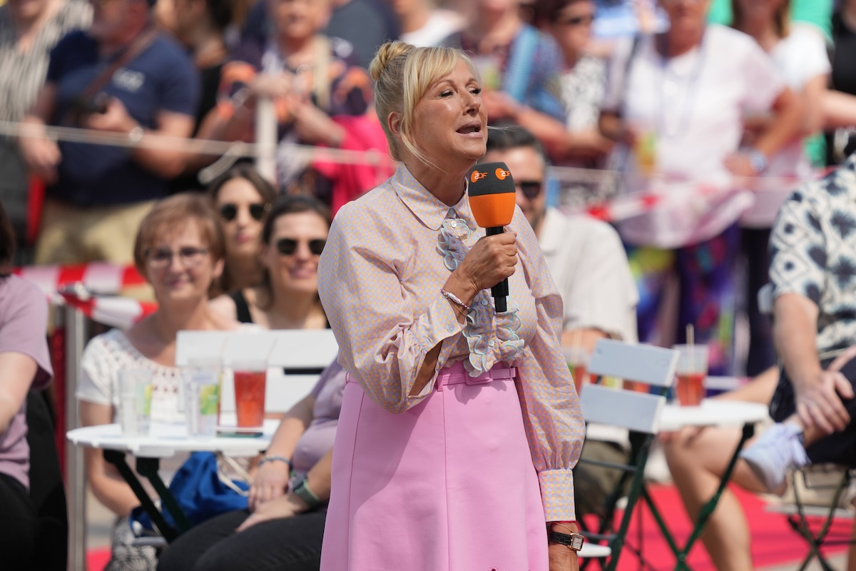 ZDF - Fernsehgarten. Moderatorin Andrea Kiwi Kiewel in der Unterhaltungsshow ZDF Fernsehgarten am 09.06.2024 in Mainz. Mainz ZDF - Fernsehgarten Rheinland-Pfalz *** ZDF Fernsehgarten presenter Andrea Kiwi Kiewel in the entertainment show ZDF Fernsehgarten on 09 06 2024 in Mainz Mainz ZDF Fernsehgarten Rheinland Pfalz