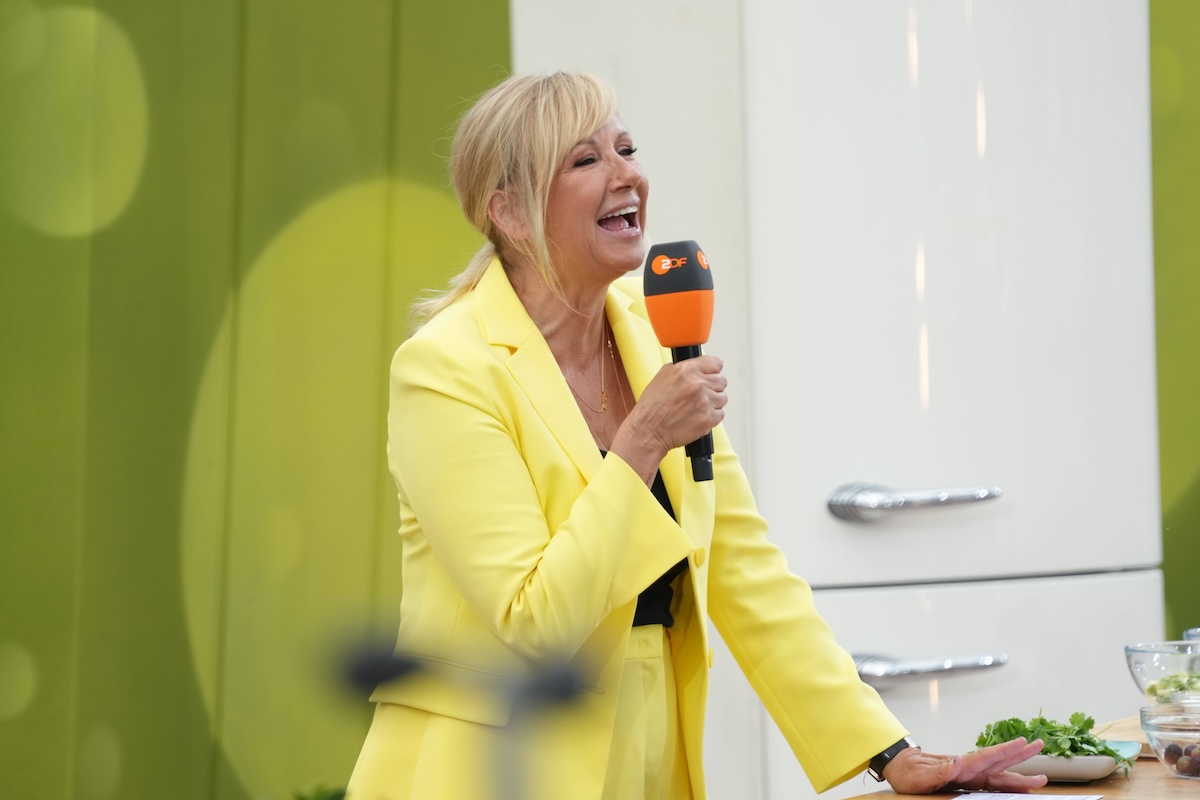 ZDF - Fernsehgarten. Moderatorin Andrea Kiwi Kiewel in der Unterhaltungsshow ZDF Fernsehgarten am 05.05.2024 in Mainz. Mainz ZDF - Fernsehgarten Rheinland-Pfalz *** ZDF Fernsehgarten presenter Andrea Kiwi Kiewel in the entertainment show ZDF Fernsehgarten on 05 05 2024 in Mainz Mainz ZDF Fernsehgarten Rhineland-Palatinate