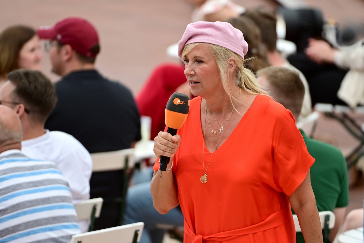 ZDF - Fernsehgarten. Moderatorin Andrea Kiwi Kiewel wâ€°hrend der ZDF - Unterhaltungsshow Fernsehgarten am 21.07.2024 in Mainz. 20240721MWI152902 *** ZDF Fernsehgarten presenter Andrea Kiwi Kiewel during the ZDF entertainment show Fernsehgarten on 21 07 2024 in Mainz 20240721MWI152902