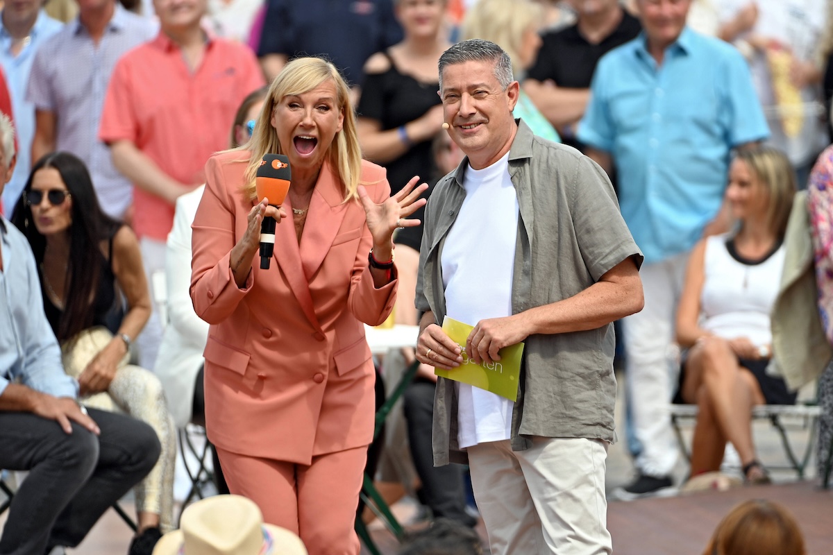 ZDF - Fernsehgarten. Moderatorin Andrea Kiwi Kiewel und Joachim Llambi wâ€°hrend der ZDF - Unterhaltungsshow Fernsehgarten am 26.05.2024 in Mainz. 20240526MWI141832 *** ZDF Fernsehgarten presenter Andrea Kiwi Kiewel and Joachim Llambi during the ZDF entertainment show Fernsehgarten on 26 05 2024 in Mainz 20240526MWI141832