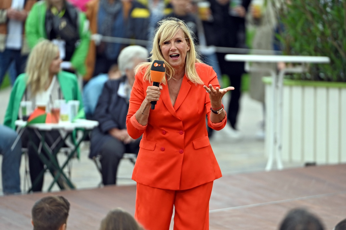 ZDF - Fernsehgarten. Moderatorin Andrea Kiwi Kiewel wâ€°hrend der ZDF - Unterhaltungsshow Fernsehgarten am 02.06.2024 in Mainz. 20240602MWI143209 *** ZDF Fernsehgarten presenter Andrea Kiwi Kiewel during the ZDF entertainment show Fernsehgarten on 02 06 2024 in Mainz 20240602MWI143209