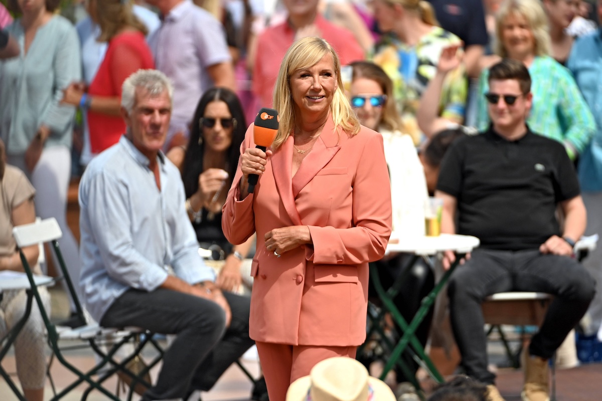 ZDF - Fernsehgarten. Moderatorin Andrea Kiwi Kiewel wâ€°hrend der ZDF - Unterhaltungsshow Fernsehgarten am 26.05.2024 in Mainz. 20240526MWI141702 *** ZDF Fernsehgarten presenter Andrea Kiwi Kiewel during the ZDF entertainment show Fernsehgarten on 26 05 2024 in Mainz 20240526MWI141702