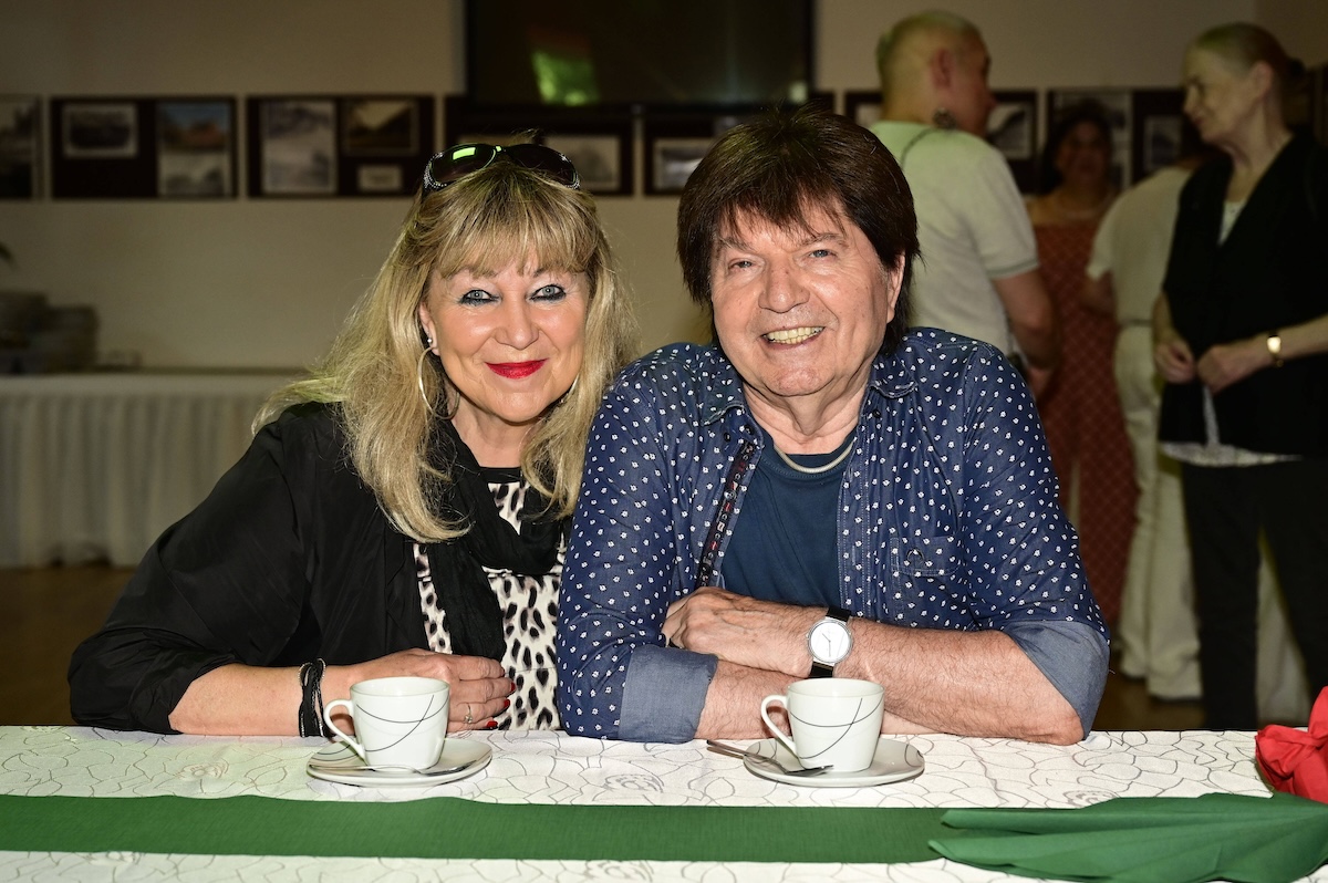 Uwe Jensen mit seiner Verlobten Marietta Behrendt bei der Trauerfeier fÂ¸r die am 24. Mai 2024 verstorbene Angela Gentzmer im Stadttheater KË†penick. 27.06.2024 *** Uwe Jensen with his fiancÃˆe Marietta Behrendt at the funeral service for Angela Gentzmer, who died on May 24, 2024 at the KË†penick Municipal Theater 27 06 2024 Foto:xM.xWehnertx/xFuturexImagex gentzmer_4615