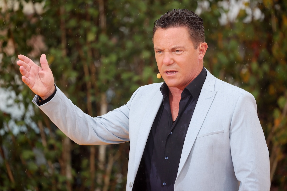 Stefan Mross - Immer wieder sonntags 2024, Folge 09 Stefan Mross moderiert die Sendung bei teilweise strË†menden Regen. ARD-Unterhaltungsshow Immer wieder sonntags. TV-Aufzeichnung und Live-â€¹bertragung vom 18.08.2024 aus dem Wasserpark Rulantica, Rust. Baden-WÂ¸rttemberg, Deutschland. *** Stefan Mross Immer wieder sonntags 2024, Episode 09 Stefan Mross hosts the program in partly pouring rain ARD entertainment show Immer wieder sonntags TV recording and live broadcast from 18 08 2024 from the water park Rulantica, Rust Baden WÂ¸rttemberg, Germany