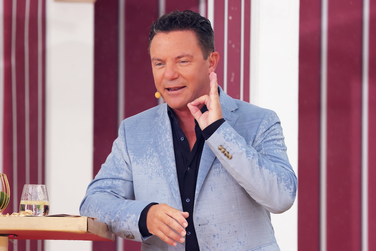 Stefan Mross - Immer wieder sonntags 2024, Folge 09 Stefan Mross moderiert die Sendung bei teilweise strË†menden Regen. ARD-Unterhaltungsshow Immer wieder sonntags. TV-Aufzeichnung und Live-â€¹bertragung vom 18.08.2024 aus dem Wasserpark Rulantica, Rust. Baden-WÂ¸rttemberg, Deutschland. *** Stefan Mross Immer wieder sonntags 2024, Episode 09 Stefan Mross hosts the program in partly pouring rain ARD entertainment show Immer wieder sonntags TV recording and live broadcast from 18 08 2024 from the water park Rulantica, Rust Baden WÂ¸rttemberg, Germany