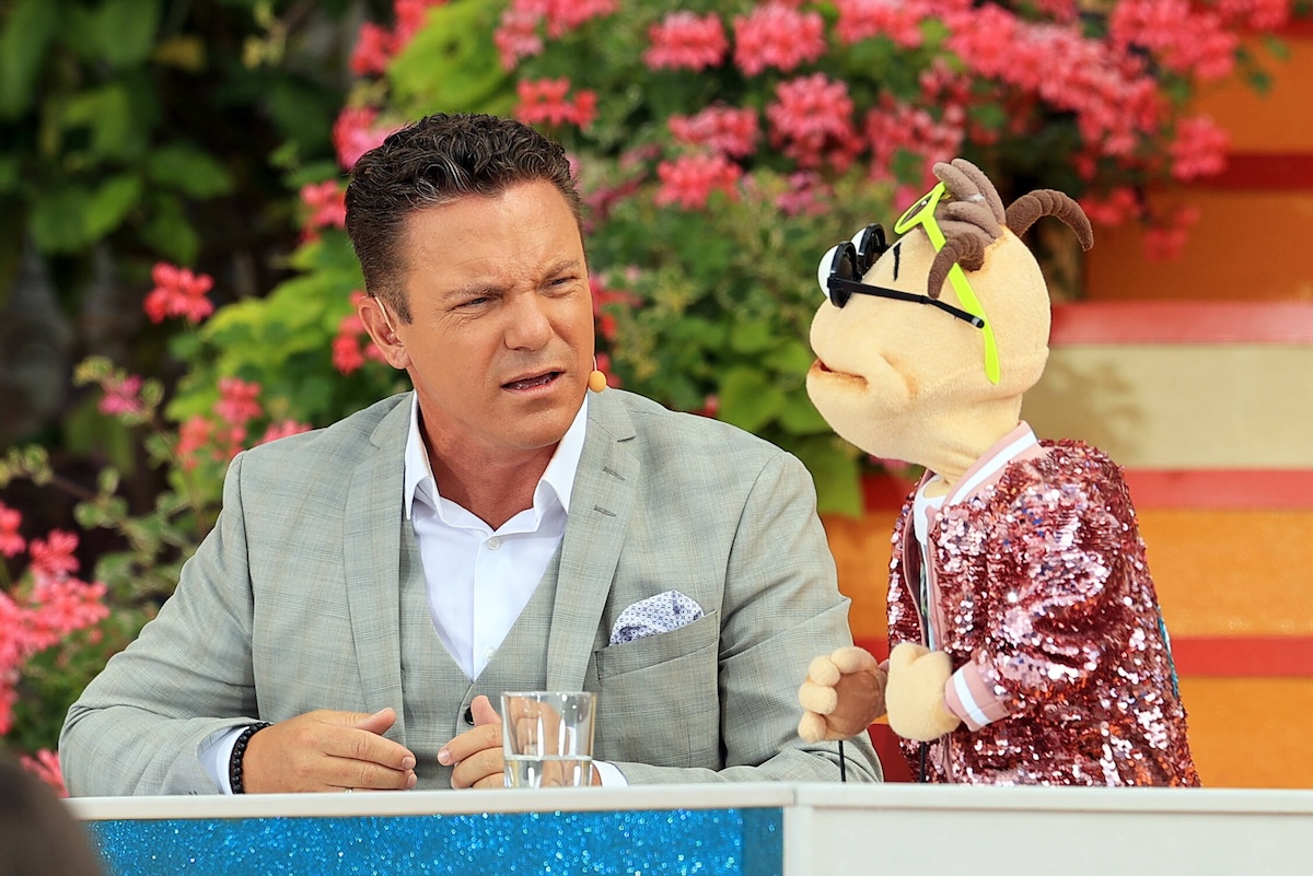 Immer wieder sonntags 2021 - Staffel 05 Moderator Stefan Mross mit Holzwurm Willi anlâ€°sslich der ARD-Unterhaltungsshow Immer wieder sonntags. TV-Aufzeichnung vom 11.07.2021 im Europa Park Rust. Deutschland. *** Immer wieder sonntags 2021 season 05 host Stefan Mross with woodworm Willi on the occasion of the ARD entertainment show Immer wieder sonntags TV recording of 11 07 2021 in Europa Park Rust Germany