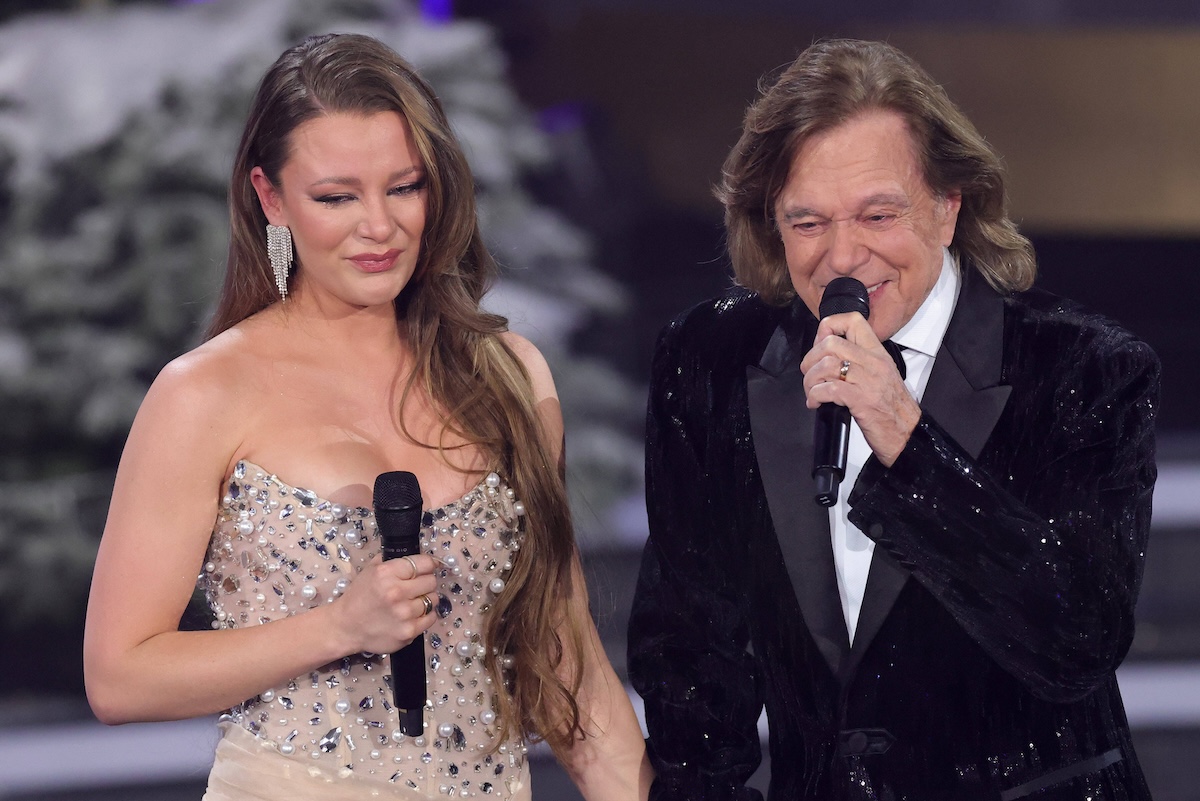 ZDF Spendengala Die schË†nsten Weihnachts-Hits mit Carmen Nebel Joelina Drews mit ihrem Vater JÂ¸rgen Drews bei der ZDF Spendengala Die schË†nsten Weihnachts-Hits mit Carmen Nebel. Live-Spendengala vom 07.12.2023 zu Gunsten von Misereor und Brot fÂ¸r die Welt. Bavaria Studios, MÂ¸nchen. Bayern, Deutschland. *** ZDF Spendengala Die schË†nsten Weihnachts Hits mit Carmen Nebel Joelina Drews with her father JÂ¸rgen Drews at the ZDF Spendengala Die schË†nsten Weihnachts Hits mit Carmen Nebel Live Spendengala from 07 12 2023 in favor of Misereor and Brot fÂ¸r die Welt Bavaria Studios, Munich Bavaria, Germany