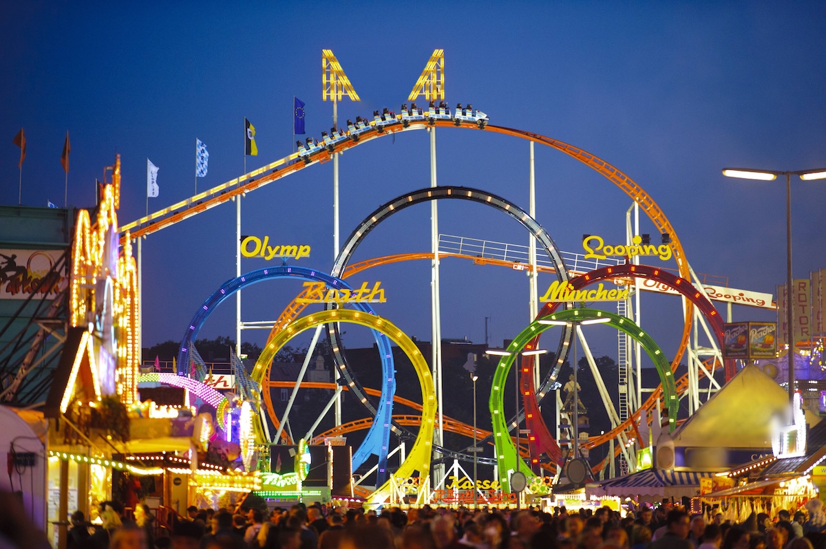 Looping- Karussell am Oktoberfest in MÂ¸nchen Looping-Fahrgeschâ€°ft am Oktoberfest in MÂ¸nchen bei Nacht Copyright: xZoonar.com/Wolfilserx 6716018