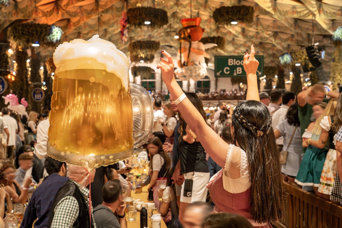 Abschied vom Oktoberfest 2023, gute Stimmung im Hofbrâ€°u Festzelt, MÂ¸nchen, 3. Oktober 2023 Deutschland, MÂ¸nchen, 3. Oktober 2023, Abschied vom Oktoberfest, gute Stimmung im Hofbrâ€°u Festzelt, Maï¬‚ Bier als Luftballon, Dienstagabend, Bayern, *** Farewell to Oktoberfest 2023, good mood in Hofbrâ€°u festival tent, Munich, 3 October 2023 Germany, Munich, 3 October 2023, farewell to Oktoberfest, good mood in Hofbrâ€°u festival tent, Maï¬‚ Bier als Luftballon, Tuesday evening, Bavaria,