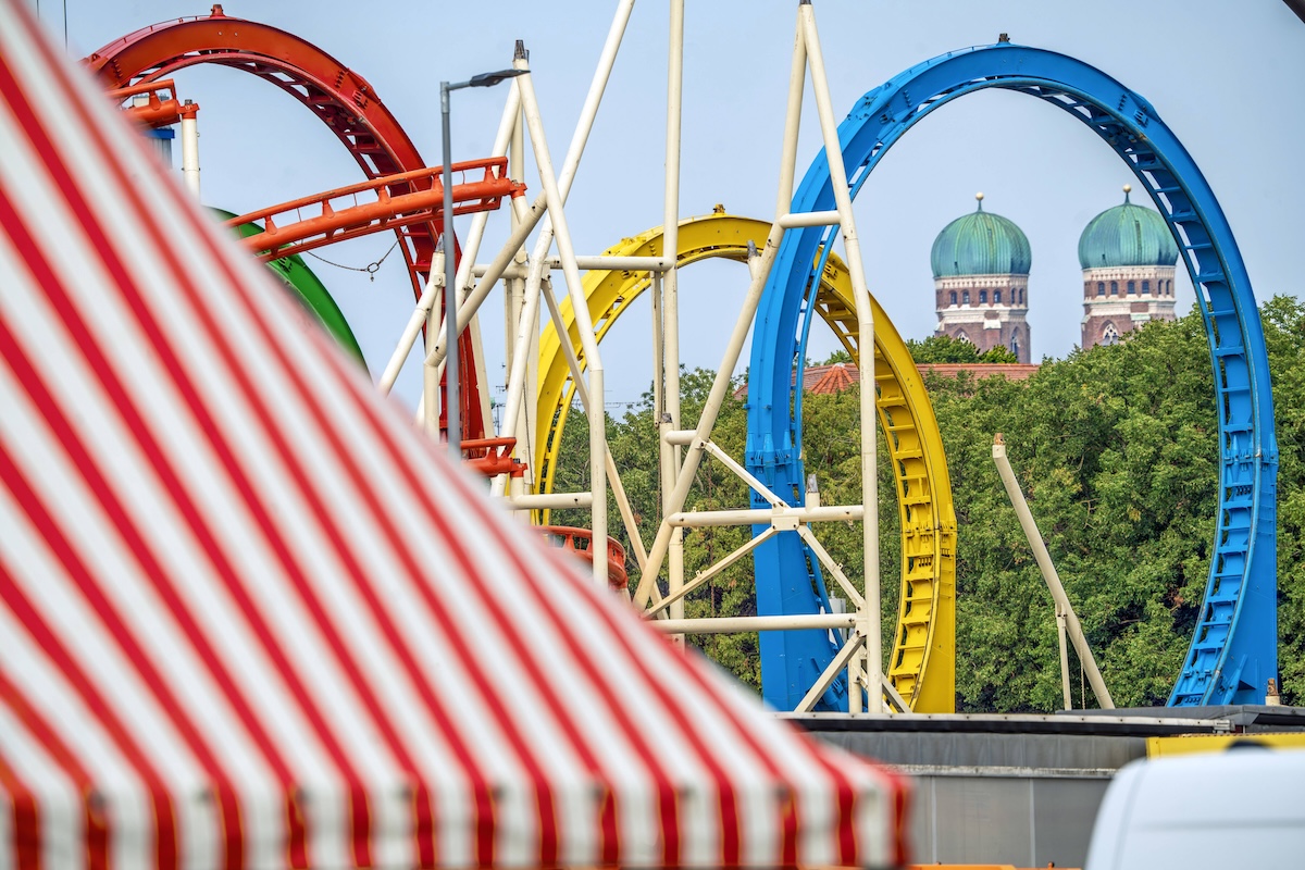 Aufbau Oktoberfest, Frauenkirche schaut symbolisch hinter der Achterbahn durch, MÂ¸nchen, September 2024 Deutschland, MÂ¸nchen, September 2024, Aufbau Oktoberfest, zwischen den BË†gen der Achterbahn schauen symbolisch die TÂ¸rme der Frauenkirche durch, noch mehr als zwei Wochen bis zum Beginn der Wiesn 2024, Herbst, Bayern, bayerisch, *** Oktoberfest set-up, the Church of Our Lady symbolically peeks through behind the roller coaster, Munich, September 2024 Germany, Munich, September 2024, Oktoberfest set-up, the towers of the Church of Our Lady symbolically peek through between the arches of the roller coaster, more than two weeks to go until the start of Oktoberfest 2024, autumn, Bavaria, Bavarian,