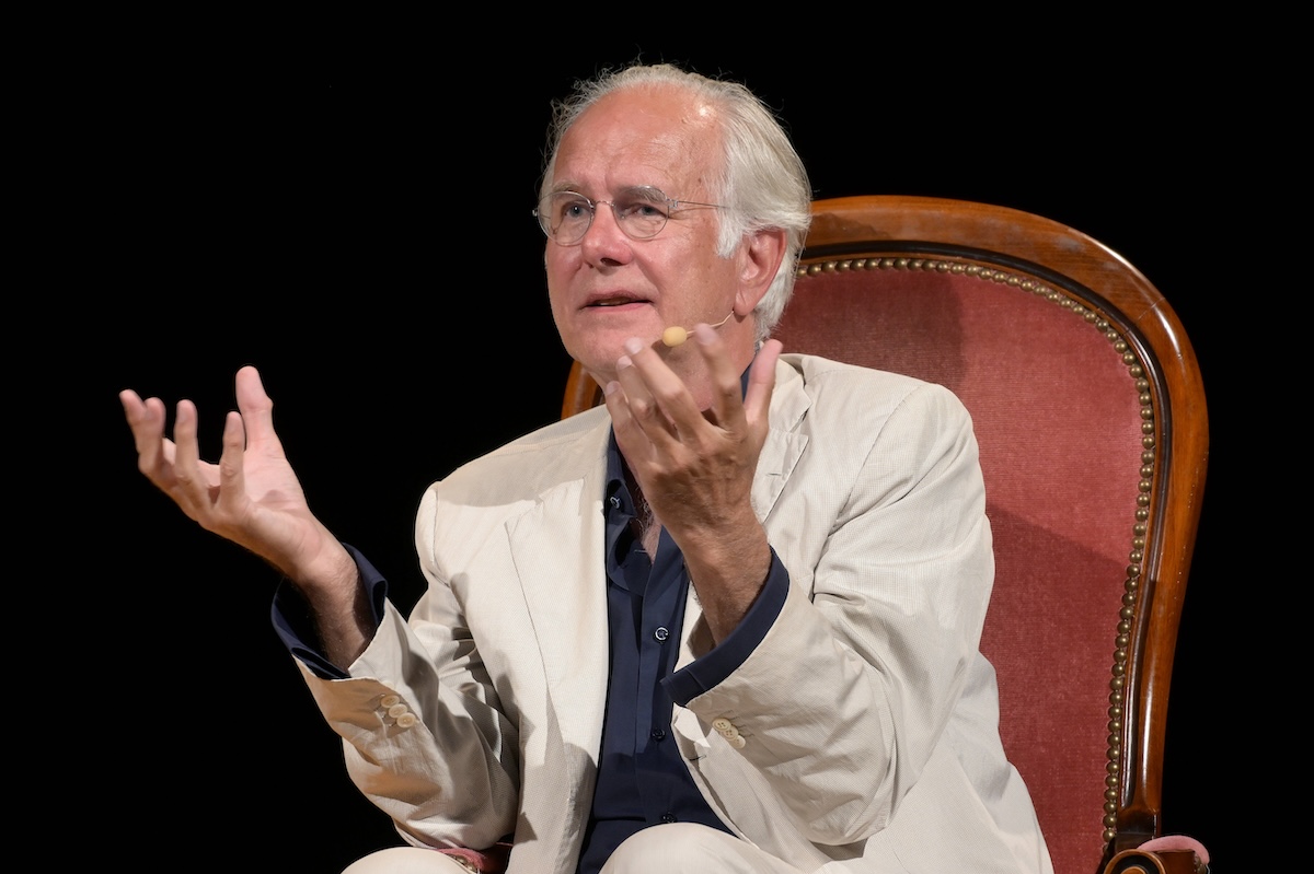 Gesprâ€°ch zwischen dem Schauspieler Michael Maertens und dem Entertainer Harald Schmidt im Toscana Congress in Gmunden, im Rahmen der Salzkammergut Festwochen Gmunden , am 27.07.2024. Das Bild zeigt den Entertainer Harald Schmidt 2024 - Gesprâ€°ch zwischen dem Schauspieler Michael Maertens und dem Entertainer Harald Schmidt im Toscana Congress in Gmunden, im Rahmen der Salzkammergut Festwochen Gmunden , am 27.07.2024. *** Conversation between the actor Michael Maertens and the entertainer Harald Schmidt at the Toscana Congress in Gmunden, as part of the Salzkammergut Festwochen Gmunden , on 27 07 2024 The picture shows the entertainer Harald Schmidt 2024 Conversation between the actor Michael Maertens and the entertainer Harald Schmidt at th