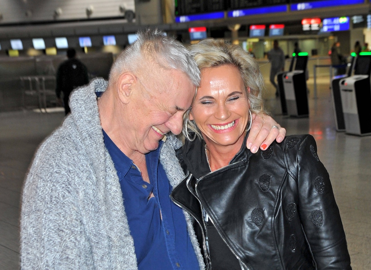 RTL - Dschungelcamp 2024. Heinz Hoenig mit seiner Frau Annika Kâ€°rsten-Hoenig anlâ€°ï¬‚lich der Abreise der Kandidaten der RTL - Sendung Ich bin ein Star - holt mich hier raus zum Dschungel-Camp 2024 in Australien am 08.01.2024 auf dem Flughafen Frankfurt / Main. 20240108MWI115157 *** RTL Dschungelcamp 2024 Heinz Hoenig with his wife Annika Kâ€°rsten Hoenig on the occasion of the departure of the candidates of the RTL program Ich bin ein Star holt mich hier raus to the Jungle Camp 2024 in Australia on 08 01 2024 at Frankfurt Main Airport 20240108MWI115157