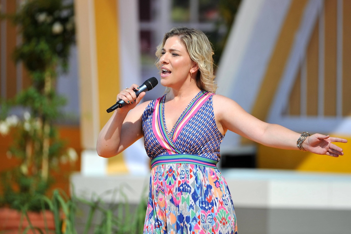 ARD - Immer wieder Sonntags. Sâ€°ngerin Laura Wilde wâ€°hrend der ARD - Unterhaltungsshow Immer wieder Sonntags am 19.06.2022 im Europapark Rust. 20220619MWI21713 *** ARD Immer wieder Sonntags singer Laura Wilde during the ARD entertainment show Immer wieder Sonntags on 19 06 2022 at Europapark Rust 20220619MWI21713