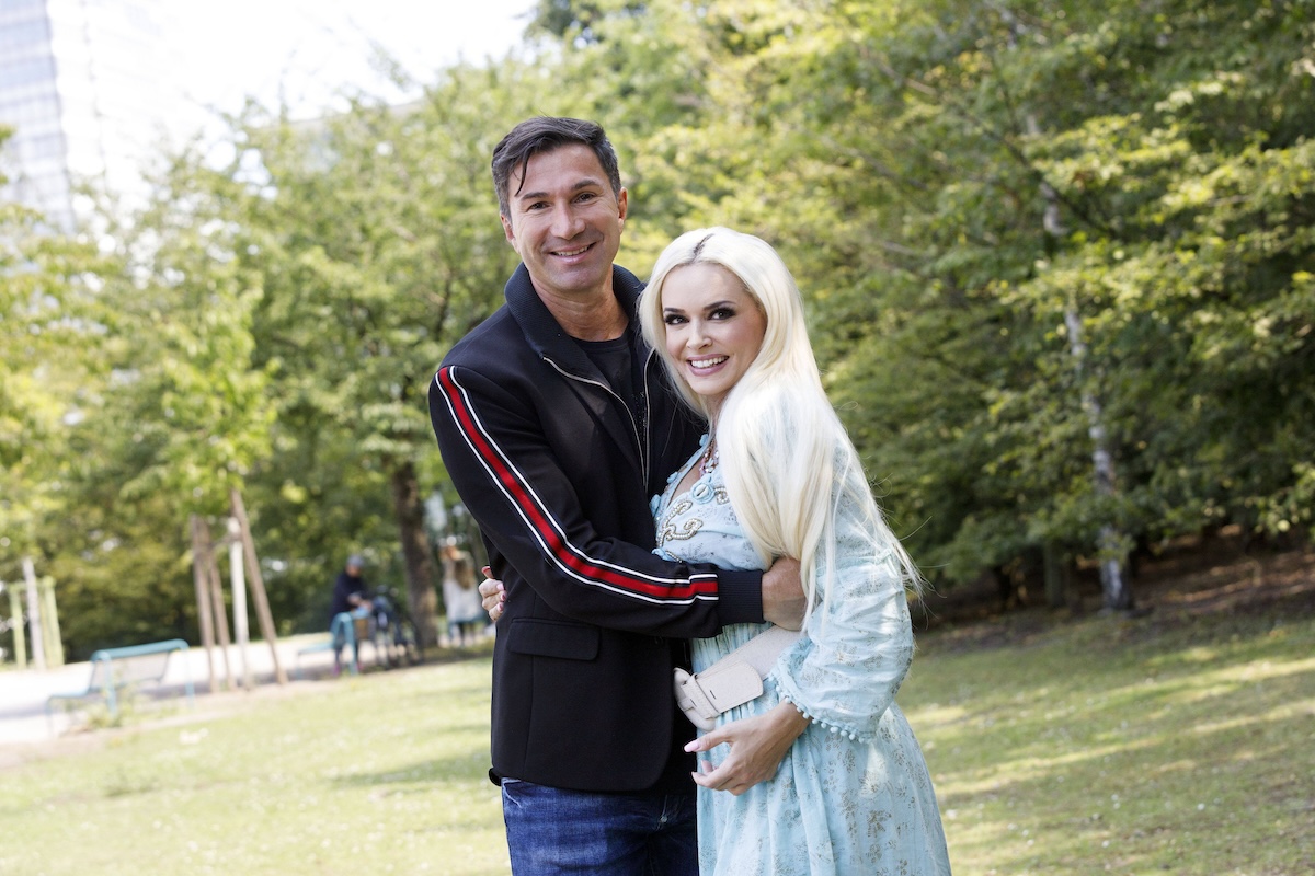 Daniela Katzenberger mit Ehemann Lucas Cordalis beim Fototermin zur der Prâ€°sentation ihres neuen Buches Die Mutti-Mafia - kann mich mal... gernhaben auf dem Spielplatz Mediapark. KË†ln, 13.07.202 *** Daniela Katzenberger with her husband Lucas Cordalis at the photo session for the presentation of her new book Die Mutti Mafia kann mich mal gernhaben haben on the playground Mediapark KË†ln, 13 07 202 Foto:xC.xHardtx/xFuturexImage