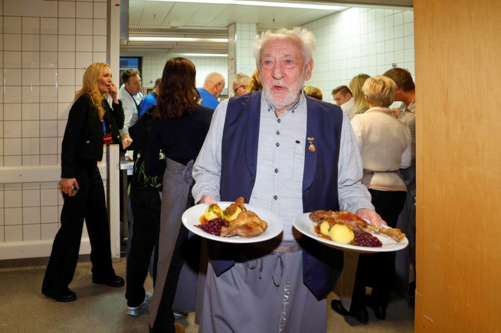 Berlin, Frank Zander richtet Weihnachtsessen für Obdachlose aus Dieter Hallervorden bei Frank Zanders 30. Weihnachtsfeier für Obdachlose 2024 im Estrel Convention Center. *** Dieter Hallervorden at Frank Zanders 30 Christmas party for the homeless 2024 at the Estrel Convention Center