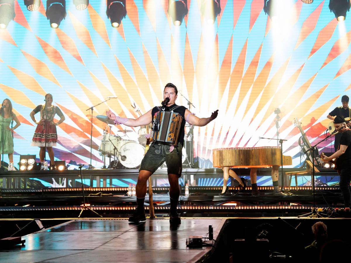 Andreas Gabalier auf der BÃ¼hne mit Akkordeon